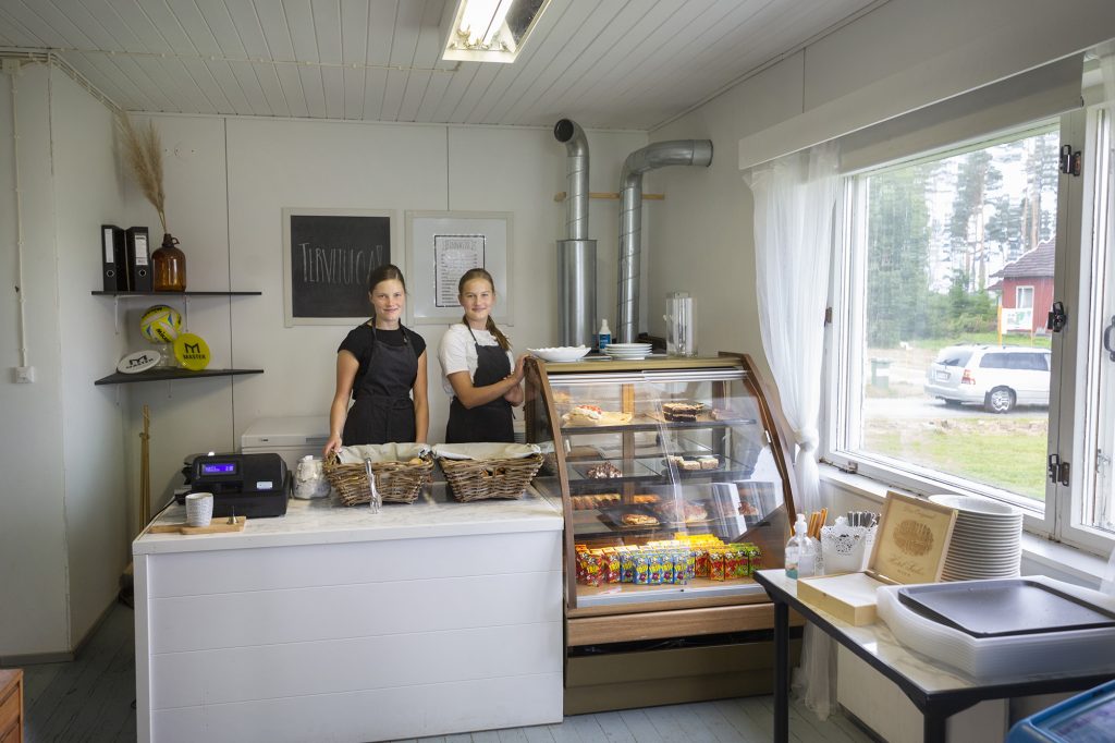Kesäkahvila Jokiranta, kaksi nuorta naista kahvilan tiskin takana.