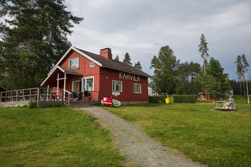 Kesäkahvila Jokiranta, päärakennus ja piha-alue kesällä.