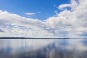 Kesäinen järvimaisema Höytiäiseltä.