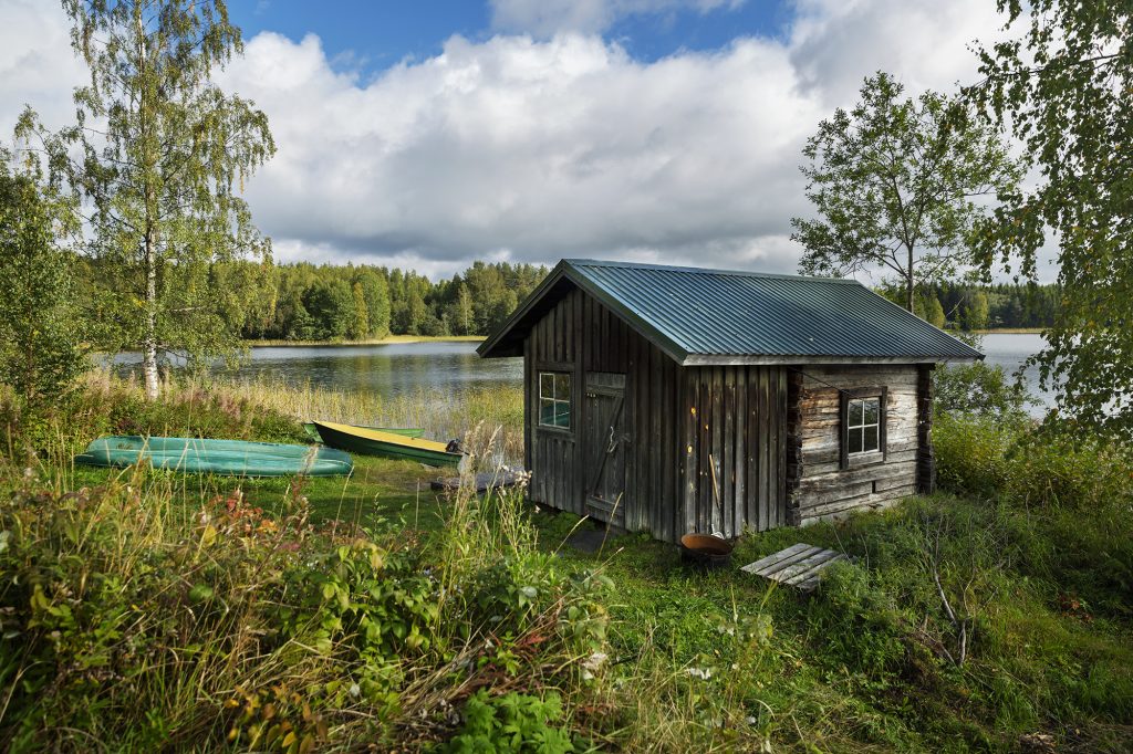 Herajärven retkeilykeskus Kiviniemi, veneitä ja vaja rannassa.