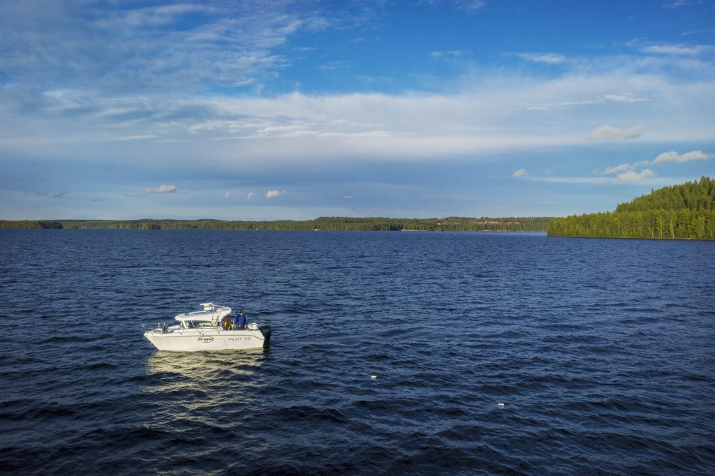 Kalastusvene aurinkoisella Höytiäisellä.