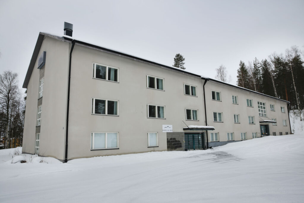 Karelia Bedin rakennus ulkoa talvella.