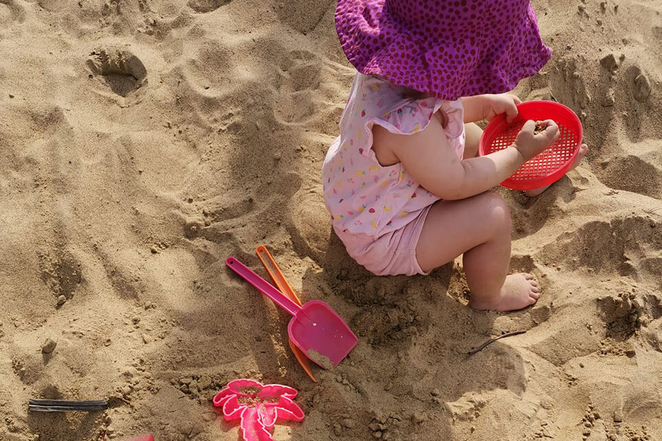 Lapsi hiekkalaatikolla